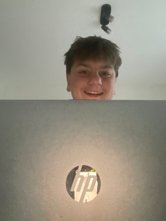 levi met laptop